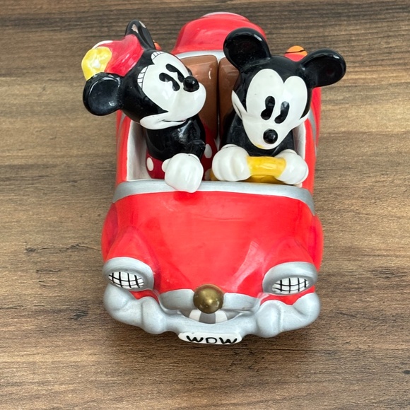Walt DISNEY Salt & Pepper Shakers Magnetic MICKEY & MINNIE MOUSE Retro Red CAR 3 - Picture 4 of 15